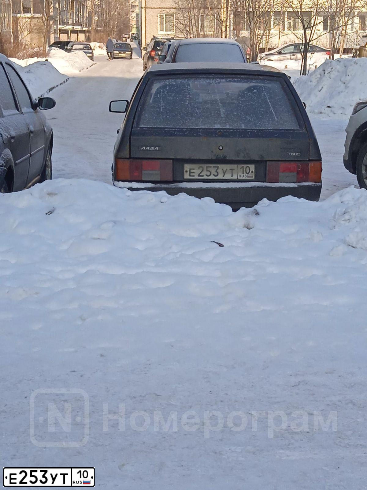 Фото автомобиля ВАЗ 21083, 1992 — госномер Н800КК10. Цвет: ЧЕРНЫЙ