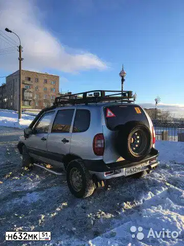 Фото автомобиля CHEVROLET NIVA, 2009 — госномер Н632МК51. Цвет: СВЕТЛО-СЕРЕБРИСТЫЙ МЕТАЛЛИК