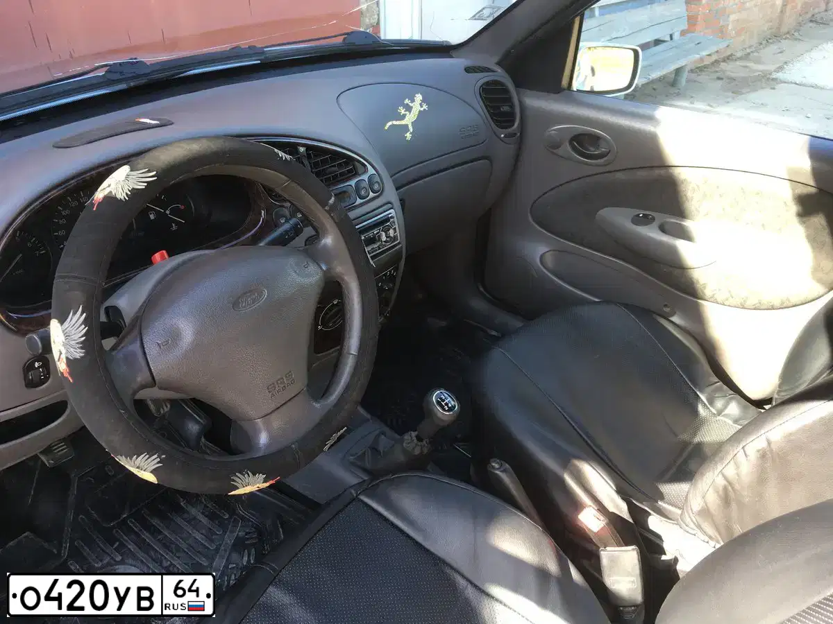 Фото автомобиля FORD FIESTA / ASPIRE, 1999 — госномер О420УР64. Цвет: БЕЛЫЙ(СЕРЕБРИСТЫЙ