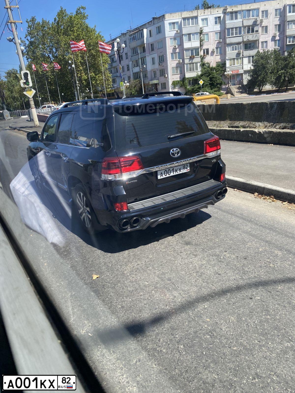 Фото автомобиля TOYOTA  LAND CRUISER 200, 2018 — госномер А001КХ82. Цвет: ЧЕРНЫЙ