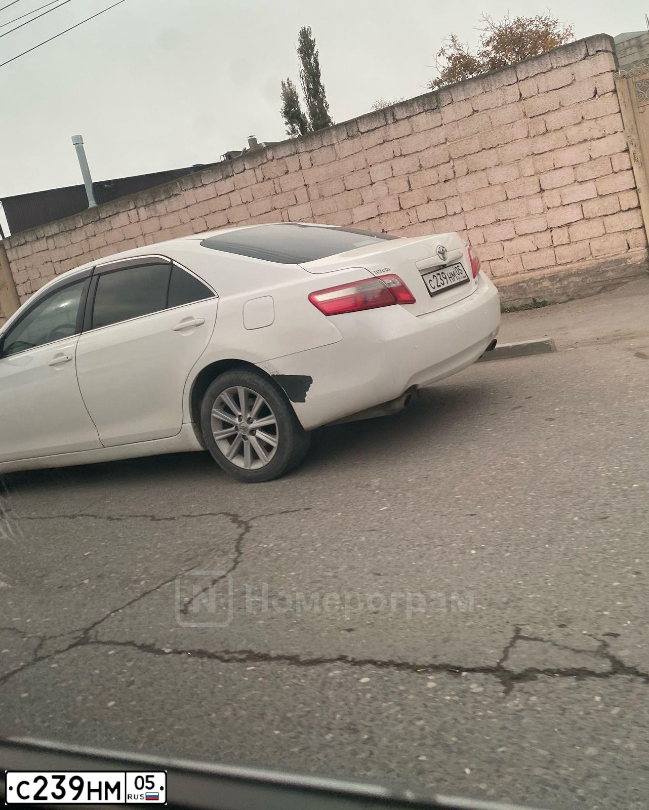 Фото автомобиля TOYOTA CAMRY, 2008 — госномер В005ЕВ05. Цвет: Белый