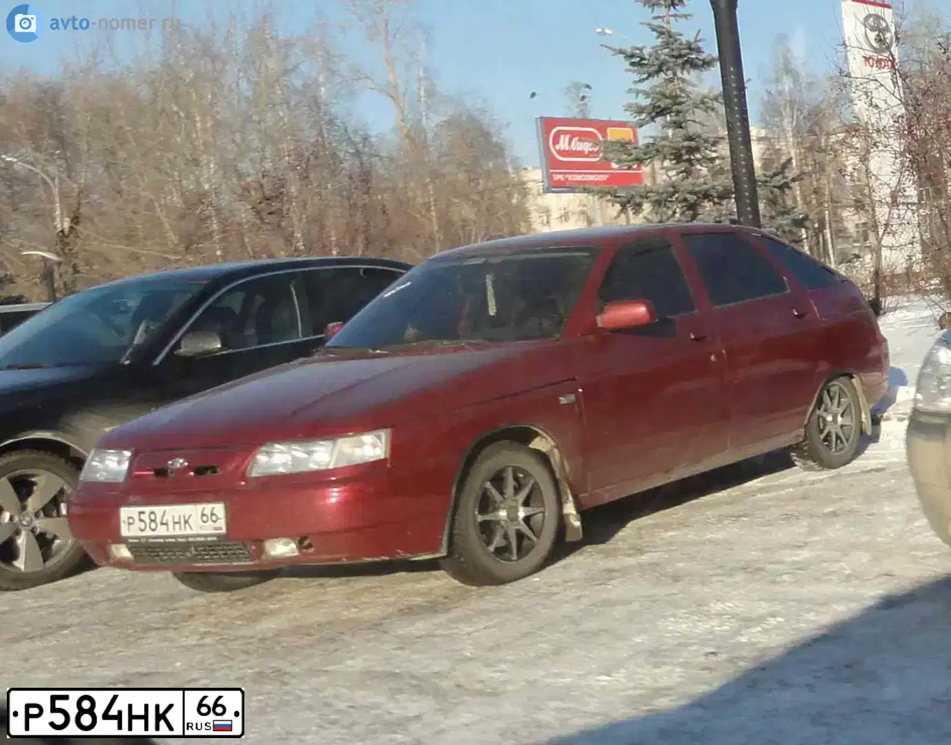 Фото автомобиля LADA 2112, 2001 — госномер Е162КТ196. Цвет: Красный
