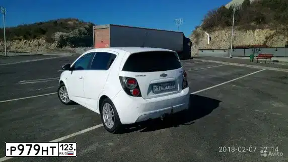 Фото автомобиля CHEVROLET AVEO, 2014 — госномер Р979НТ123. Цвет: Белый