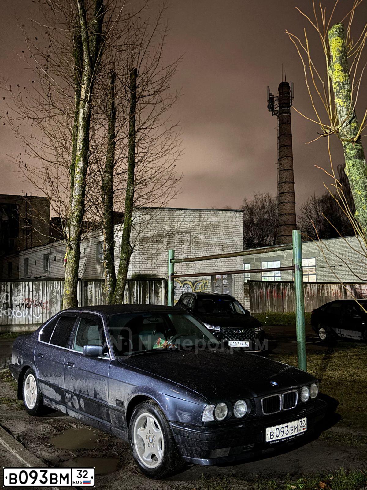 Фото автомобиля BMW SERIE 5, 1995 — госномер В093ВМ32. Цвет: СЕРЫЙ