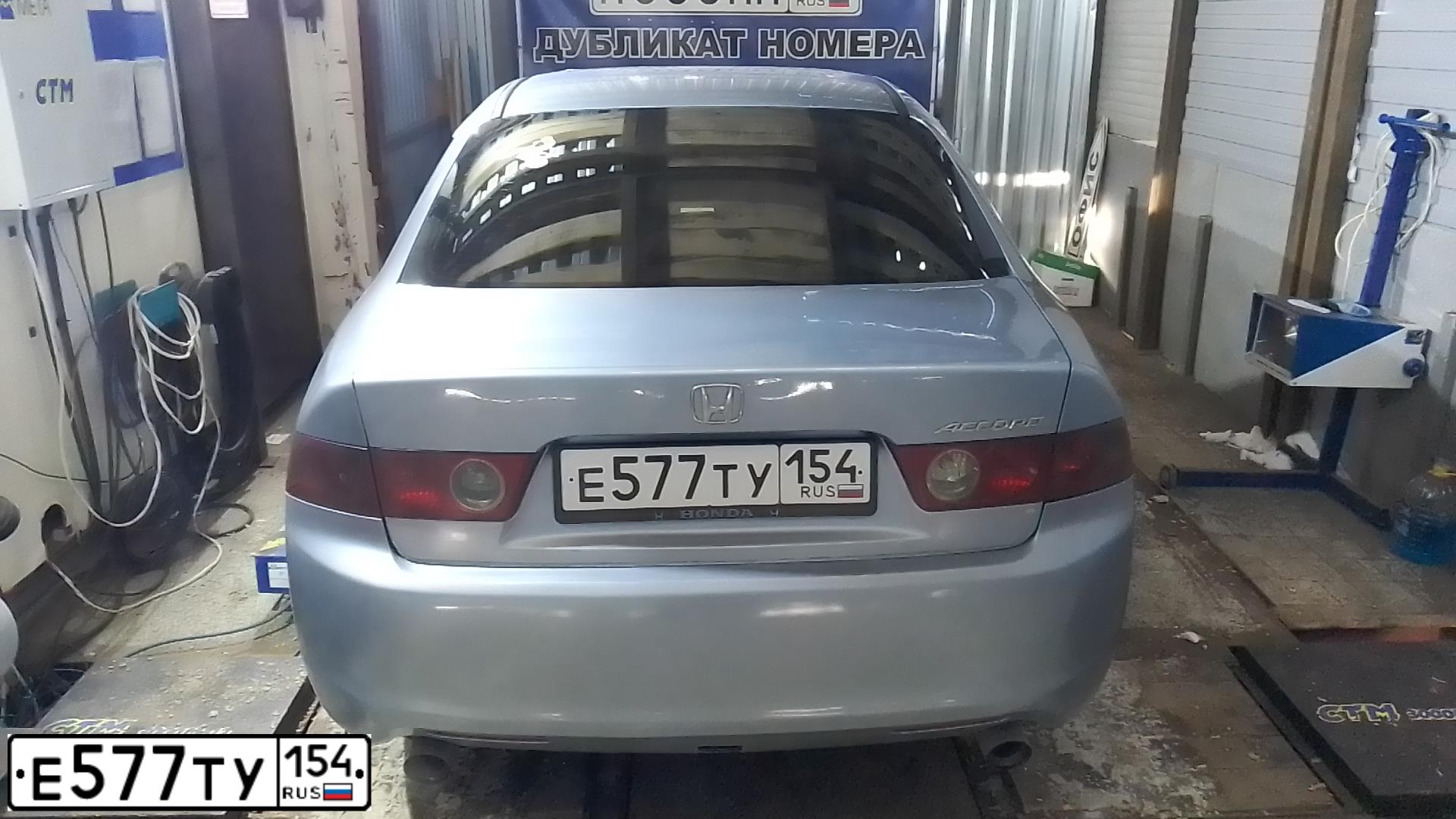Фото автомобиля HONDA ACCORD, 2004 — госномер О428ОТ154. Цвет: СЕРО-ГОЛУБОЙ