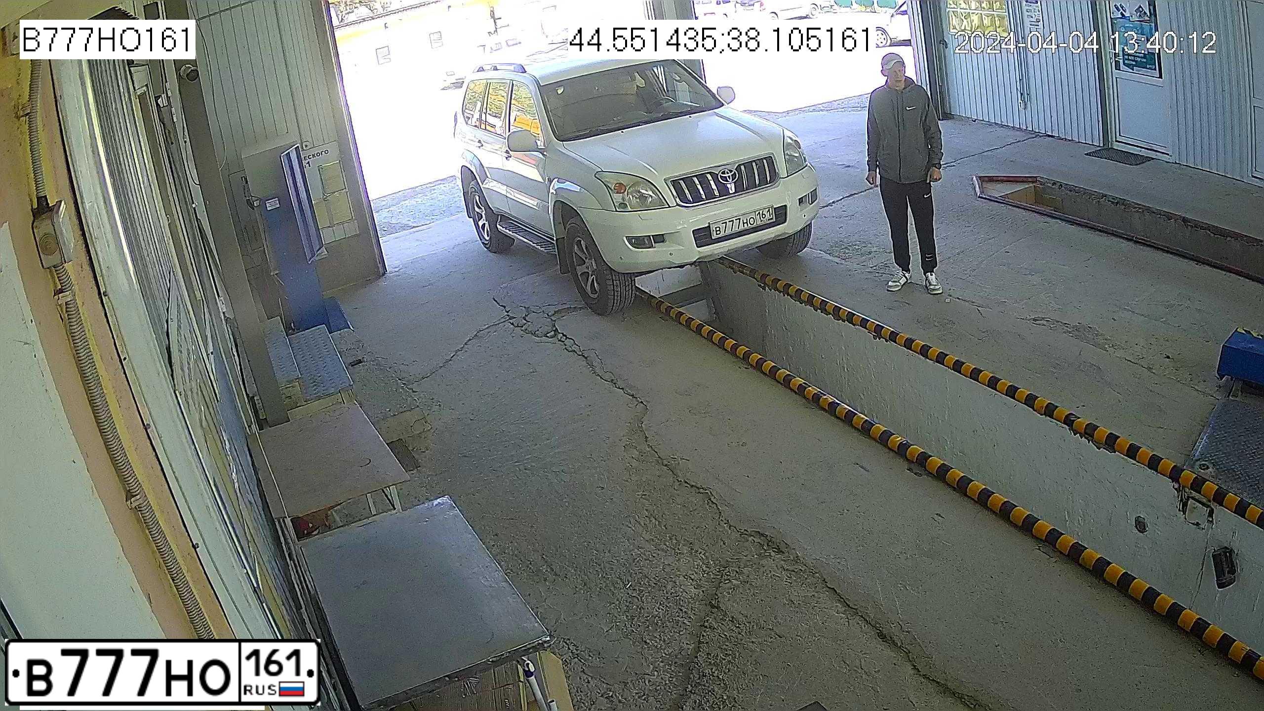 Фото автомобиля TOYOTA LANDCRUISER, 2006 — госномер В777НО161. Цвет: Белый