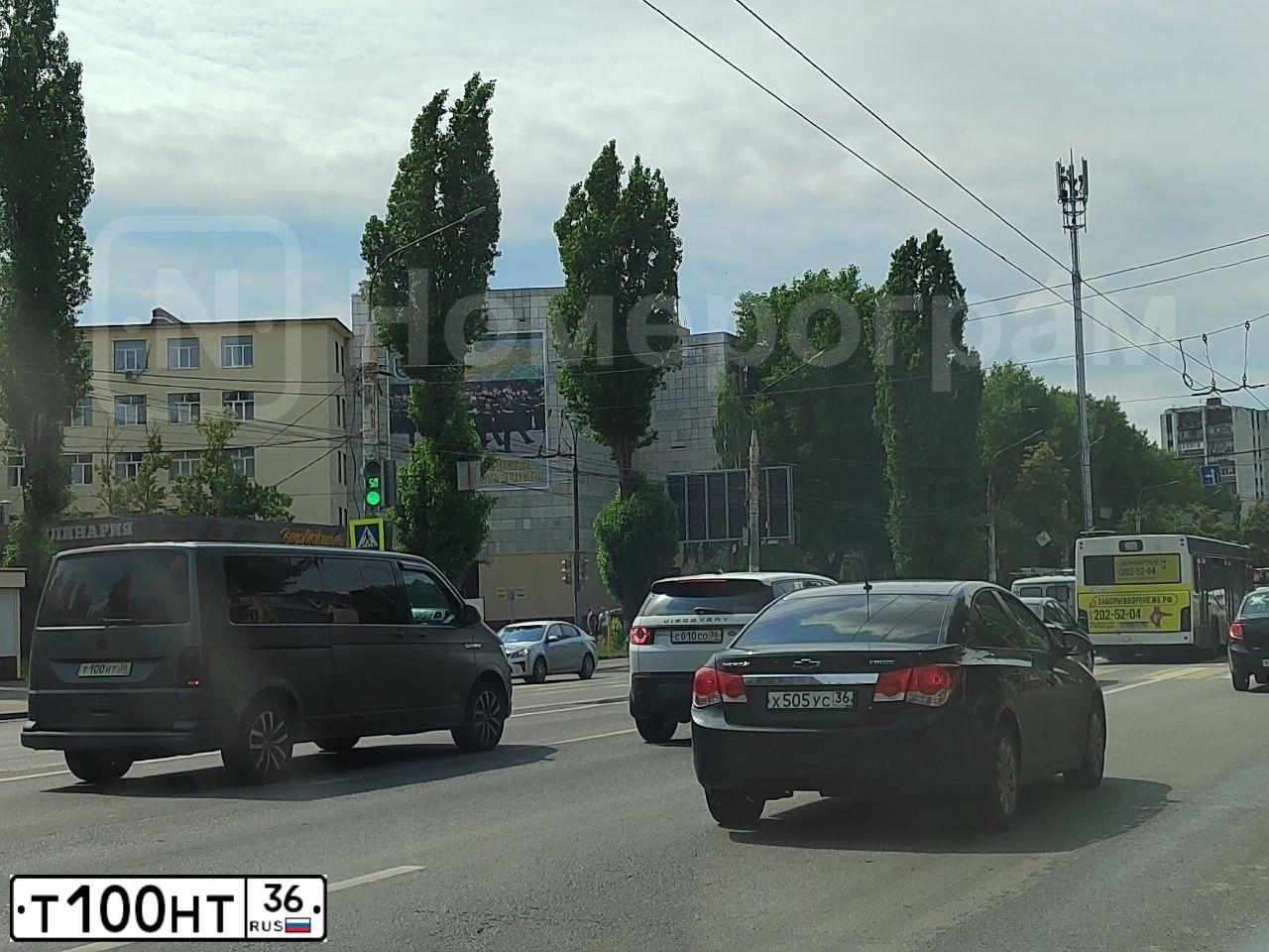 Фото автомобиля RENAULT PREMIUM, 2001 — госномер Х100УО36. Цвет: ЗЕЛЕНЫЙ