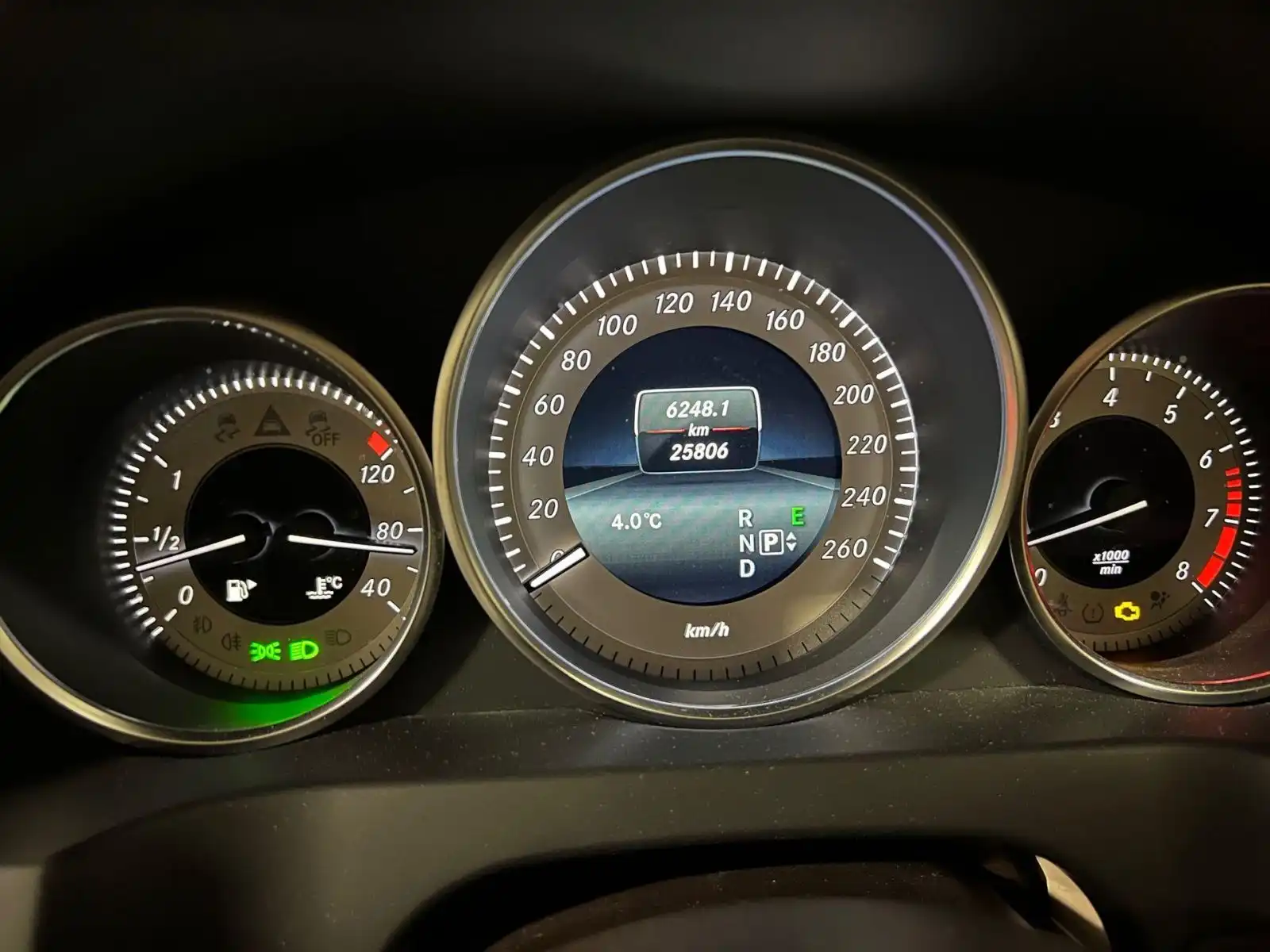 Фото автомобиля MERCEDES E-KLASSE, 2013 — госномер А945СМ790. Цвет: Белый