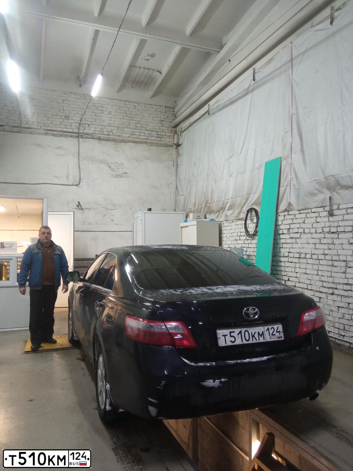 Фото автомобиля TOYOTA CAMRY, 2008 — госномер Т510КМ124. Цвет: ЧЕРНЫЙ