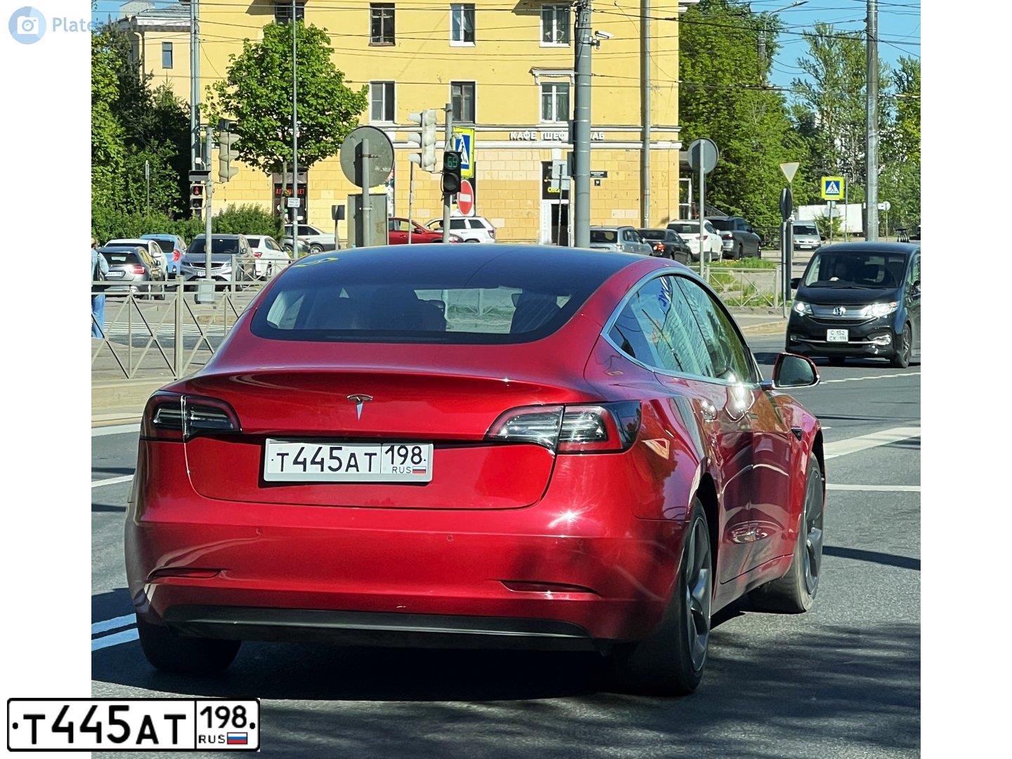 Фото автомобиля TESLA MODEL 3, 2018 — госномер Т445АТ198. Цвет: Красный