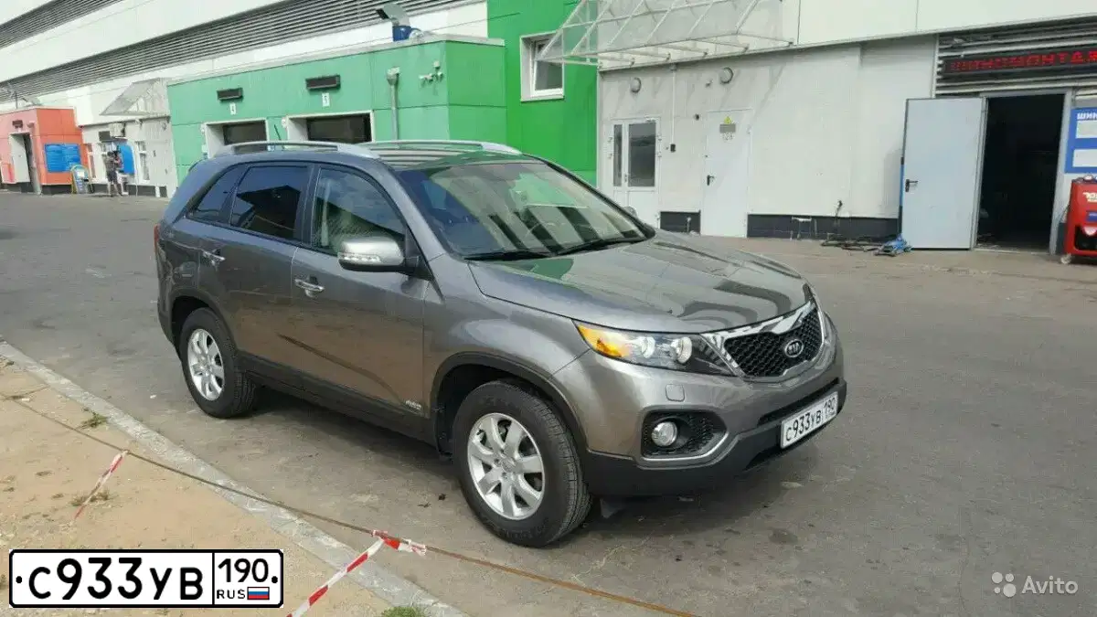 Фото автомобиля KIA SORENTO, 2012 — госномер С933УВ190. Цвет: ПЕРЛАМ-СЕРЕБРИСТЫЙ