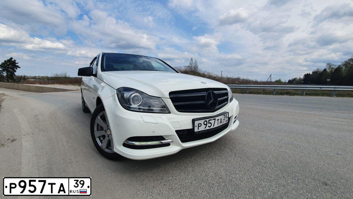 Фото автомобиля MERCEDES C-KLASSE, 2011 — госномер К438МЕ39. Цвет: Белый