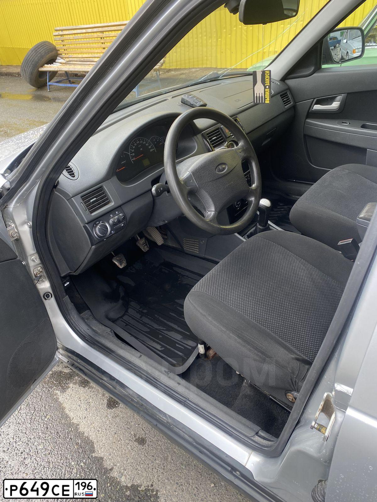 Фото автомобиля LADA 2171 PRIORA, 2011 — госномер У111УЕ96. Цвет: СВЕТЛО-СЕРЕБРИСТЫЙ МЕТАЛЛ