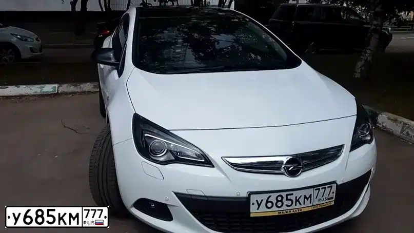 Фото автомобиля OPEL ASTRA, 2014 — госномер К570АН53. Цвет: Белый