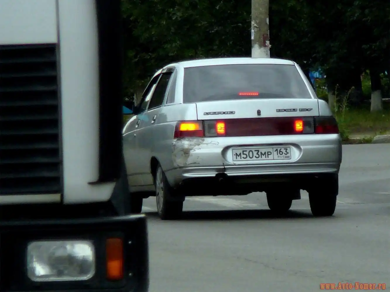 Фото автомобиля LADA 2110, 2004 — госномер Е109ОМ790. Цвет: Светло-Серебристый металлик
