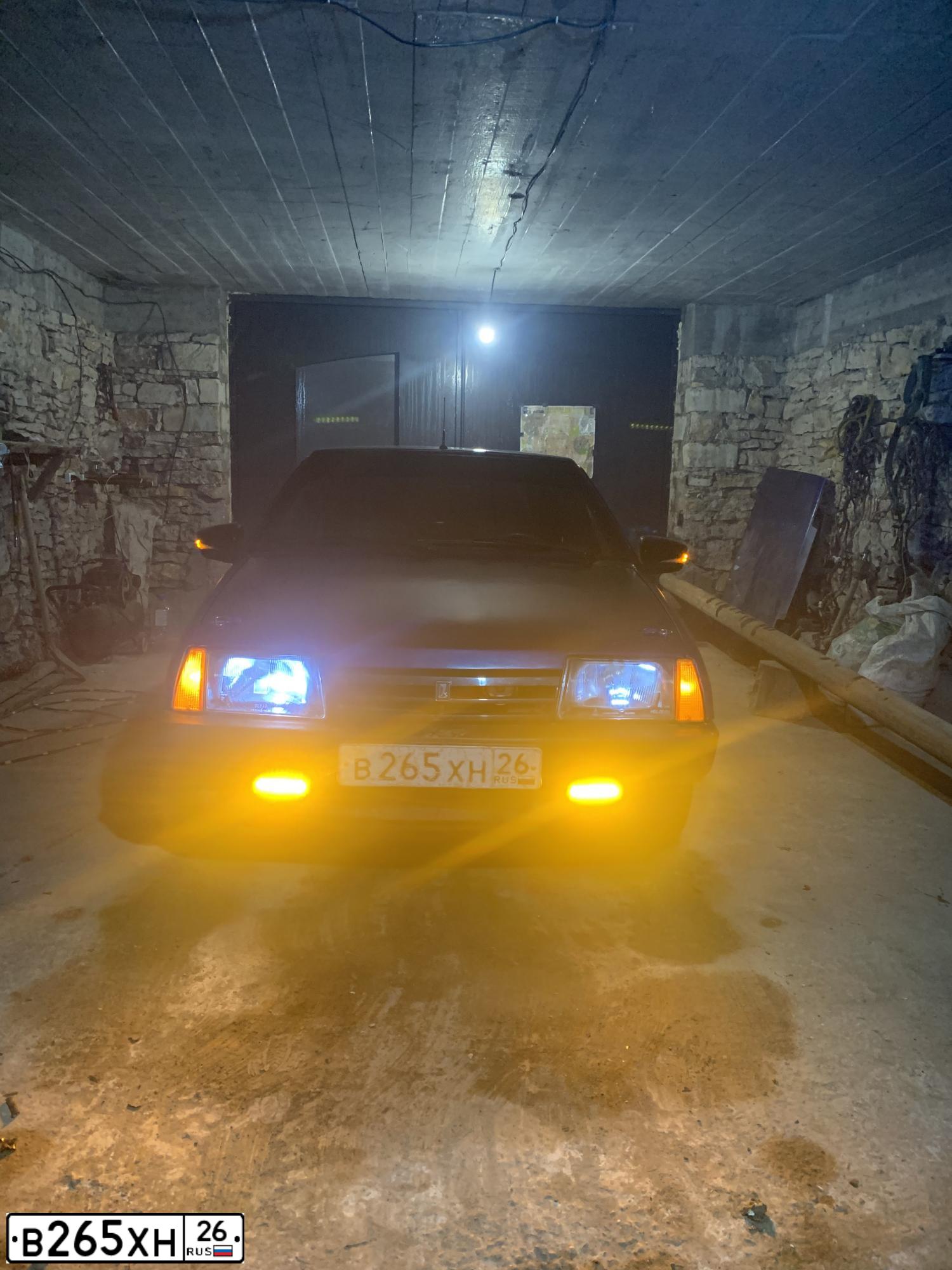 Фото автомобиля LADA 2109 SAMARA, 2002 — госномер М263НН26. Цвет: СЕРЕБРИСТЫЙ ЯРКО-СИНИЙ