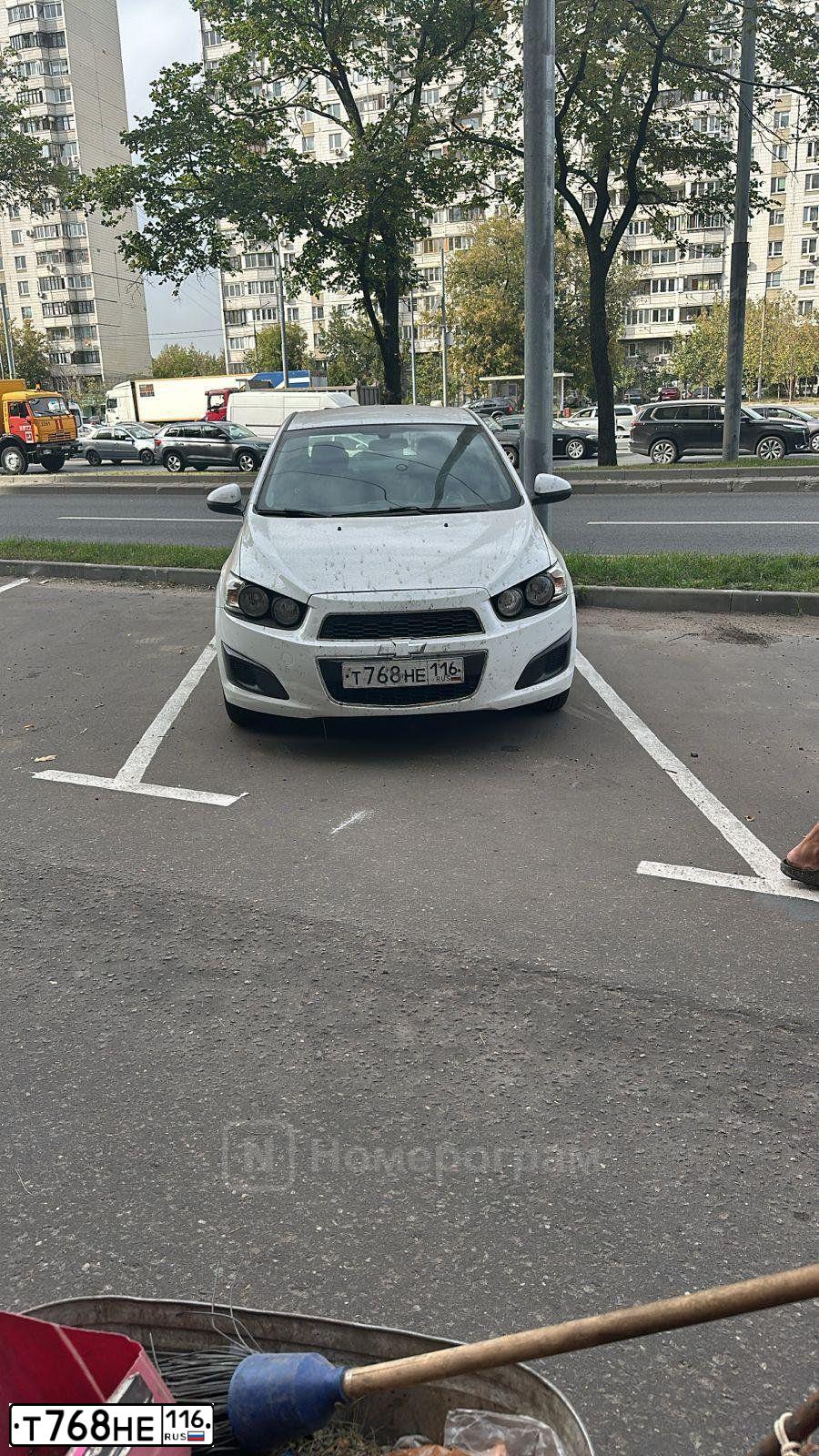 Фото автомобиля CHEVROLET AVEO, 2013 — госномер Т768НЕ116. Цвет: Белый