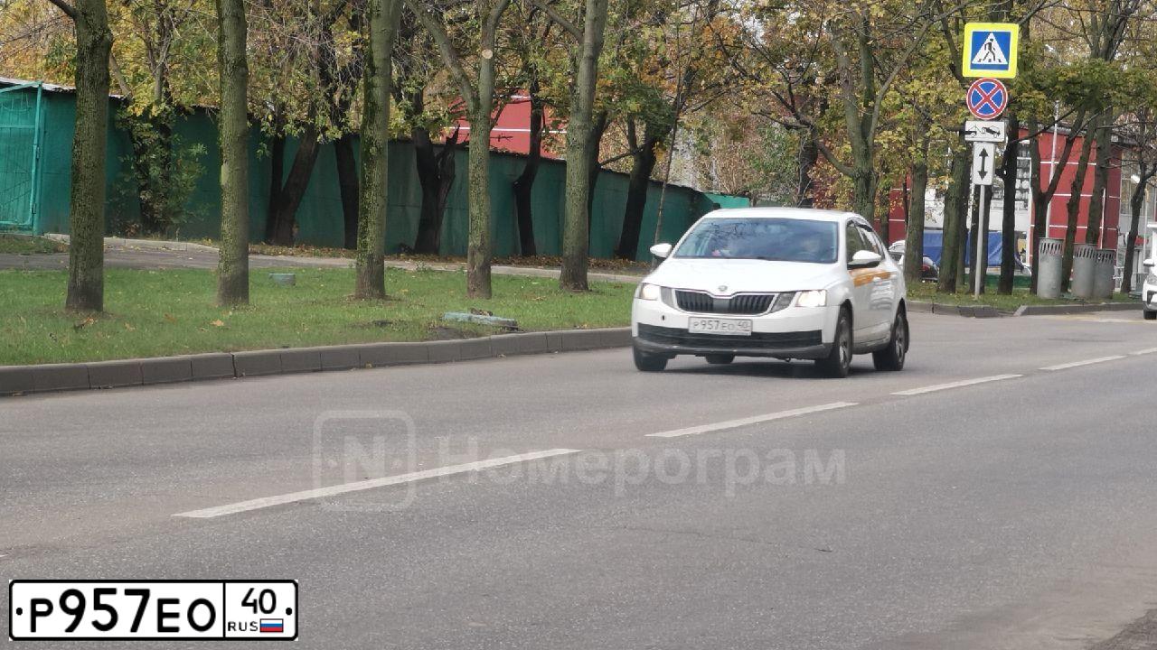 Фото автомобиля SKODA OCTAVIA, 2017 — госномер Р957ЕО40. Цвет: Белый