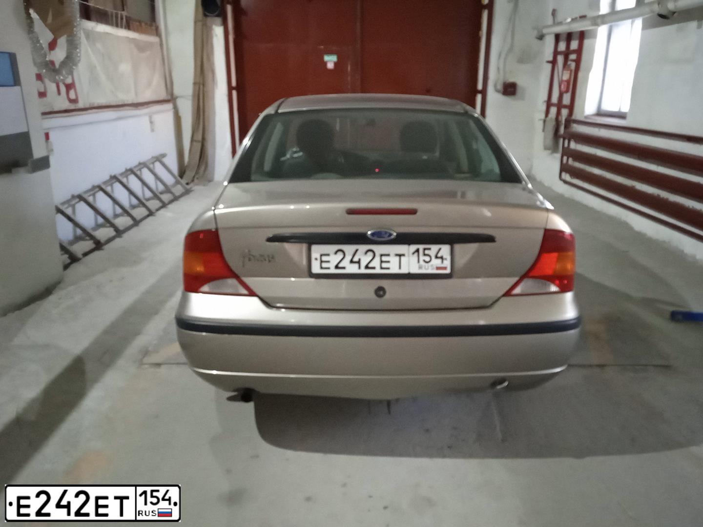 Фото автомобиля FORD FOCUS, 2004 — госномер Е242ЕТ154. Цвет: СЕРО ЗОЛОТИСТЫЙ