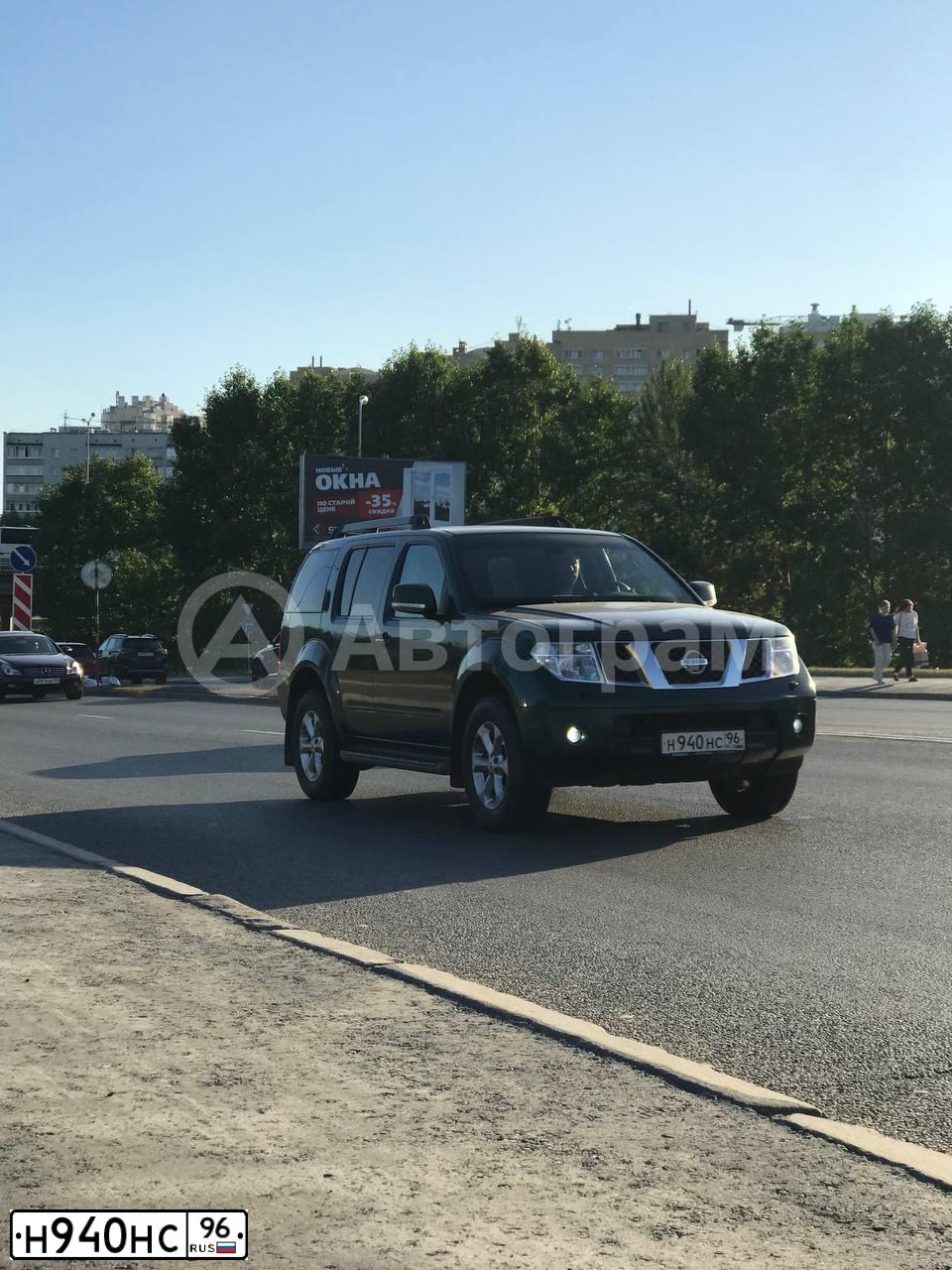 Фото автомобиля NISSAN PATHFINDER, 2008 — госномер Н940НС96. Цвет: ТЕМНО-ЗЕЛЕНЫЙ
