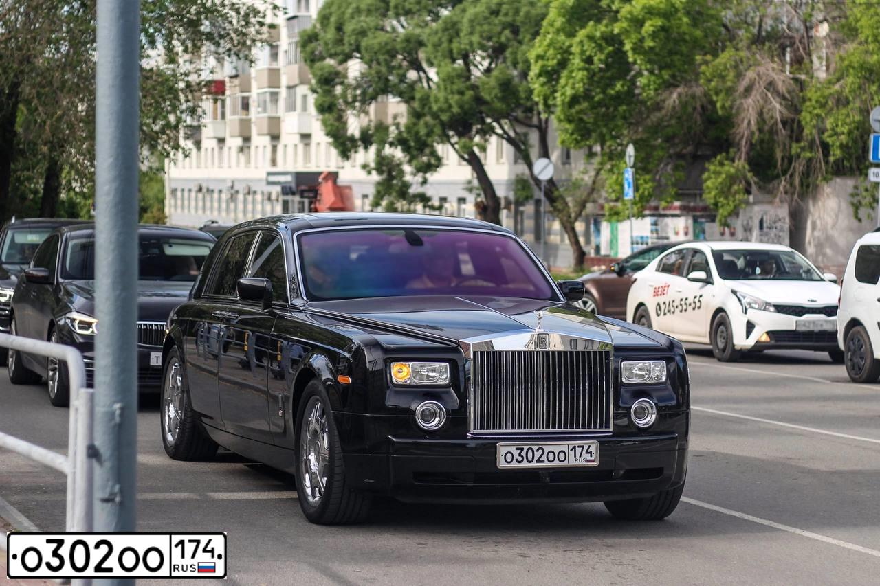 Фото автомобиля ROLLS ROYCE ROLLS-ROYCE PHANTOM, 2007 — госномер О302ОО174. Цвет: ЧЕРНЫЙ