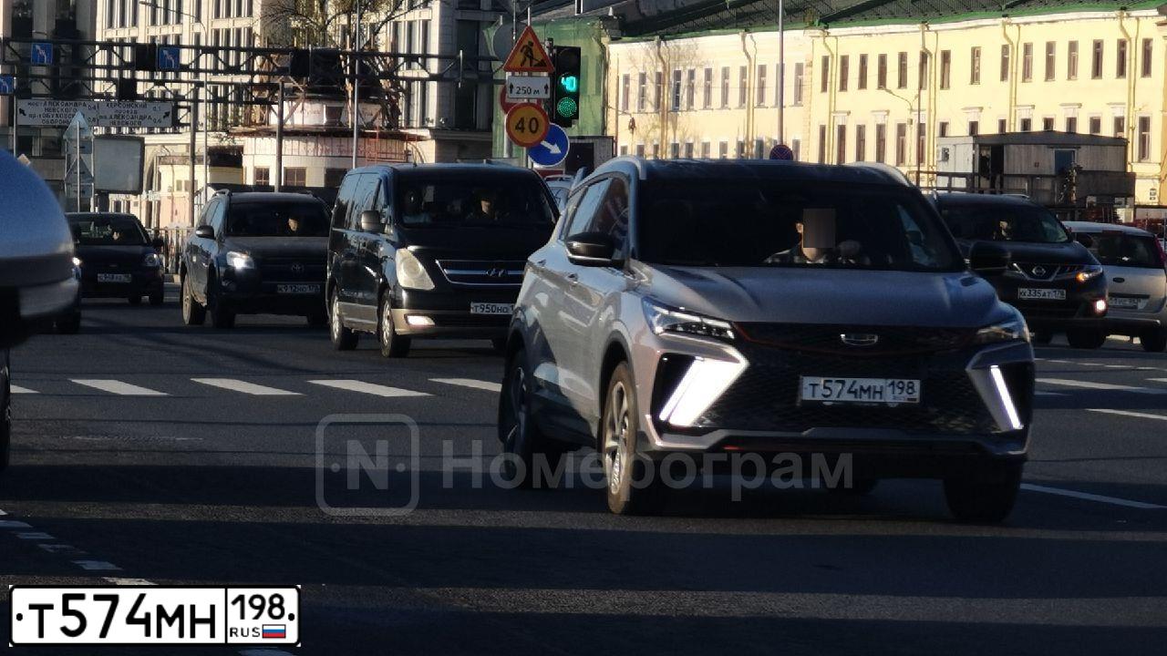 Фото автомобиля GEELY COOLRAY, 2024 — госномер Т574МН198. Цвет: СЕРЫЙ