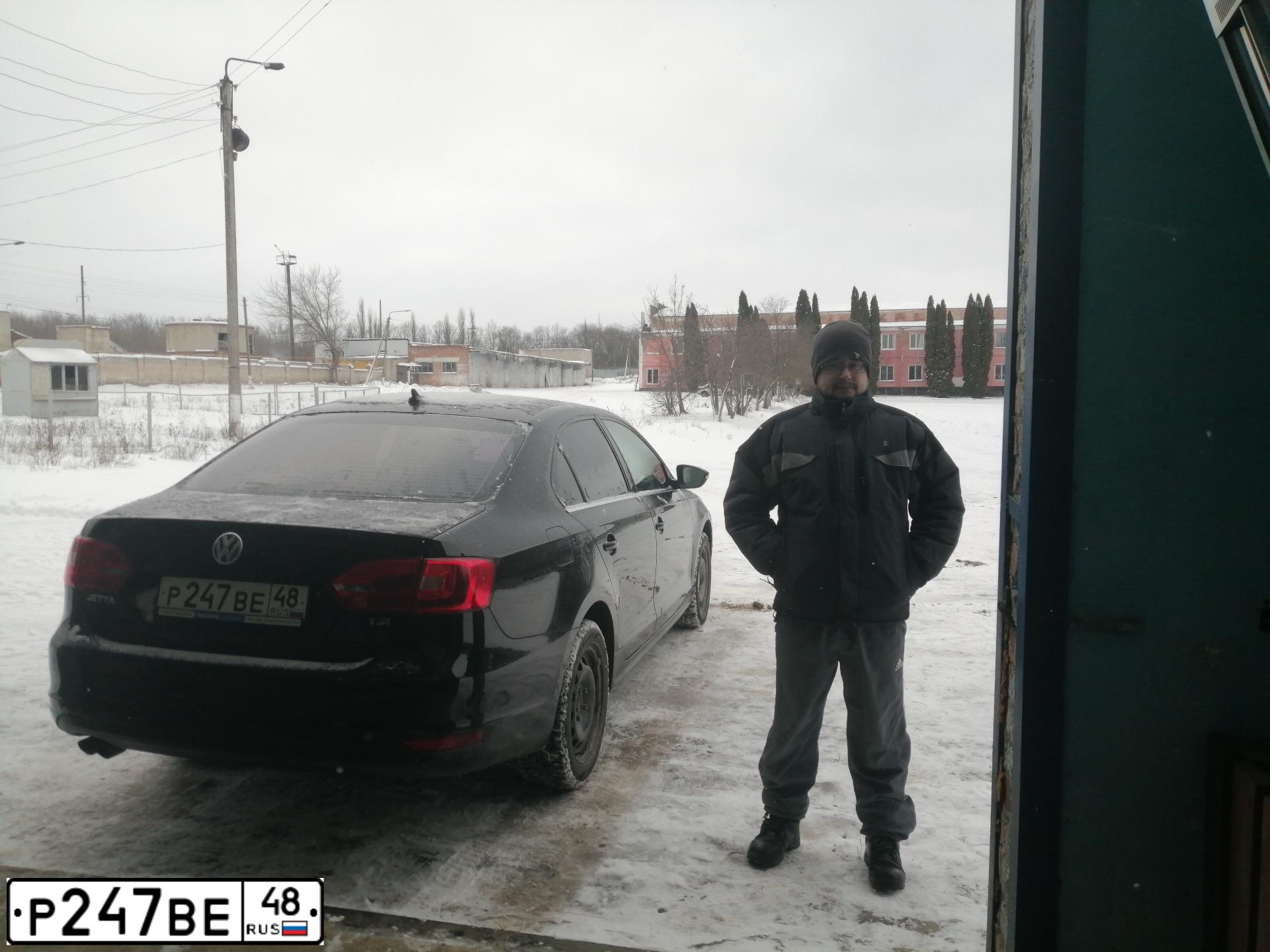 Фото автомобиля VOLKSWAGEN JETTA, 2011 — госномер Р247ВЕ48. Цвет: ЧЕРНЫЙ