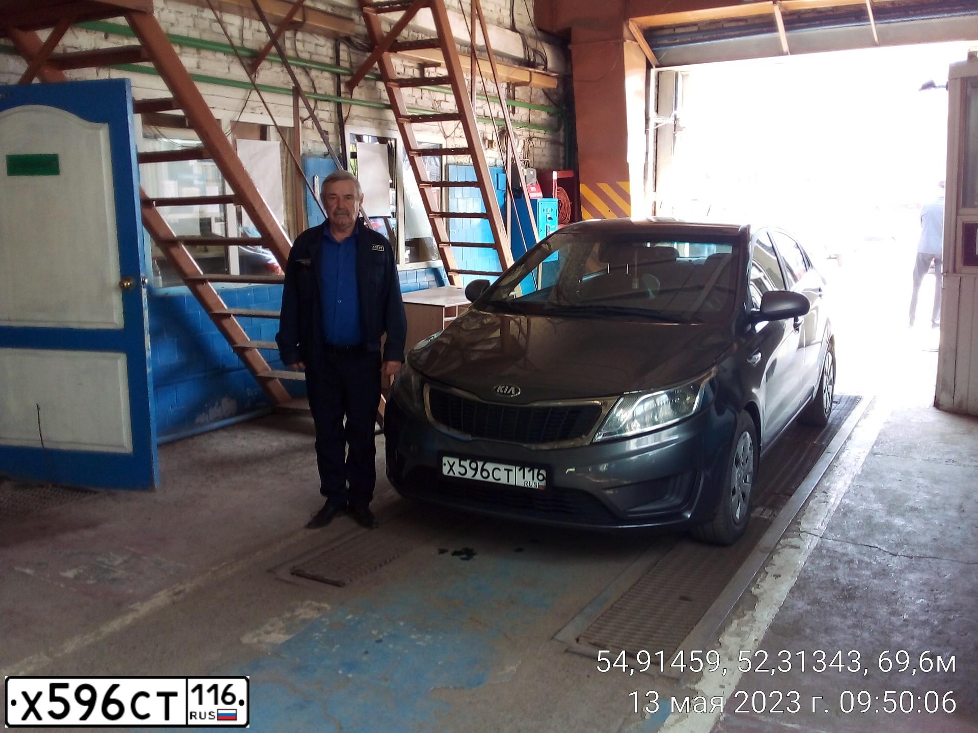 Фото автомобиля KIA RIO, 2013 — госномер У300КМ16. Цвет: Серый