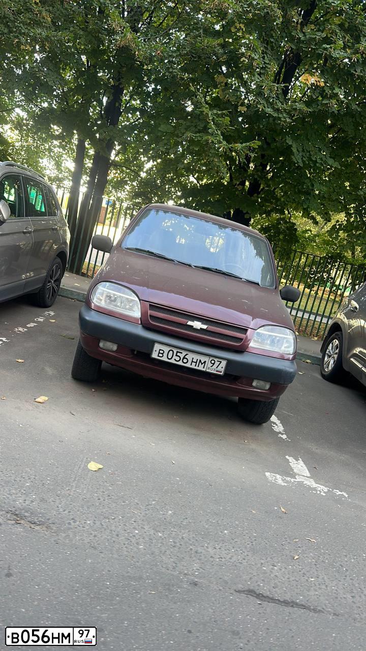 Фото автомобиля CHEVROLET NIVA, 2004 — госномер В056НМ97. Цвет: КРАСНЫЙ МЕТАЛЛИК