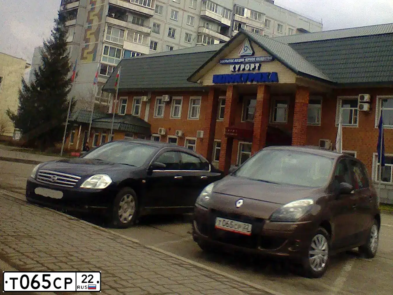 Фото автомобиля RENAULT MEGANE /GRAND/ SCENIC, 2010 — госномер Т065СР22. Цвет: КОРИЧНЕВЫЙ