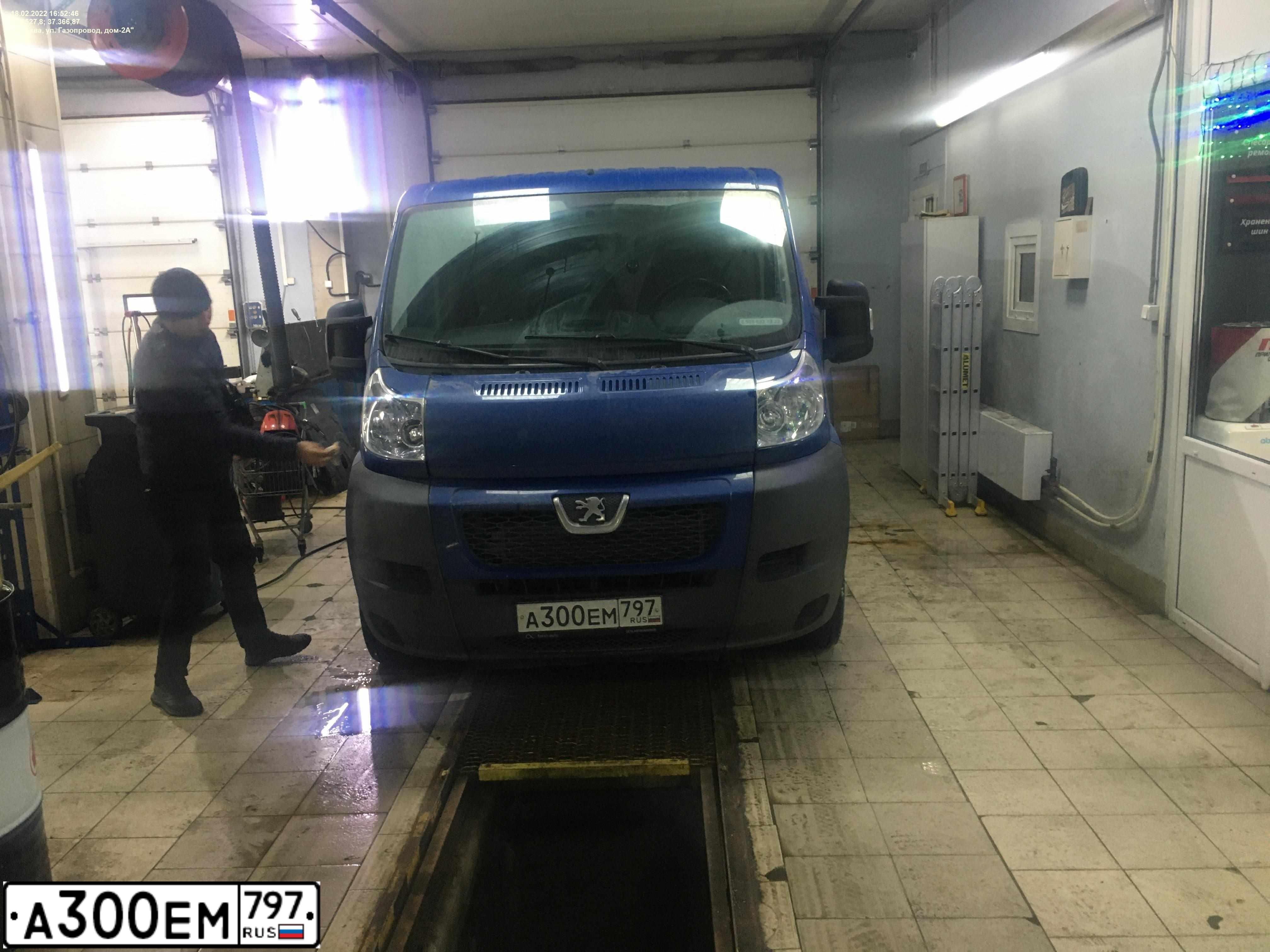 Фото автомобиля PEUGEOT BOXER, 2012 — госномер О445КА196. Цвет: синий