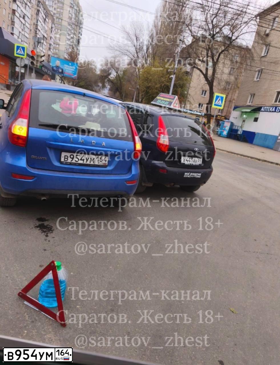 Фото автомобиля LADA 2192 GRANTA, 2020 — госномер В954УМ164. Цвет: ЯРКО-СИНИЙ