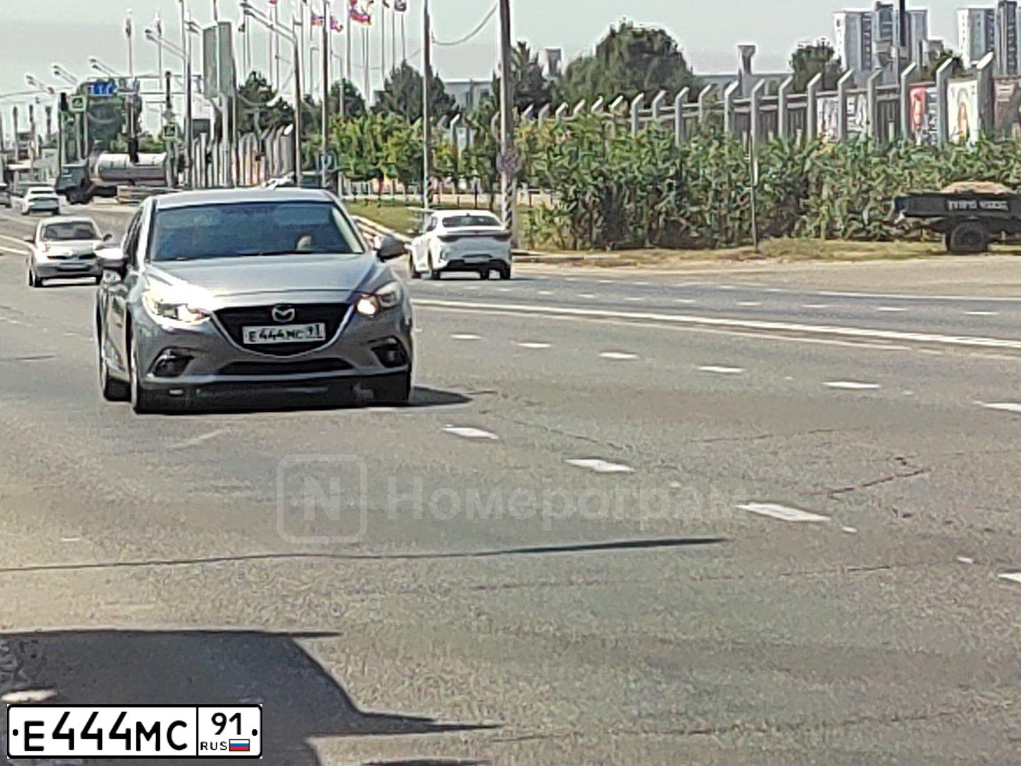 Фото автомобиля GAZ 3102 WOLGA, 2003 — госномер Е444МС97. Цвет: ЧЕРНЫЙ МЕТАЛЛИК