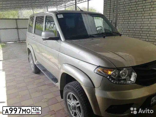Фото автомобиля UAZ 3163 PATRIOT, 2014 — госномер А997МО126. Цвет: СЕРЕБ ЖЕЛТ МЕТАЛЛИК