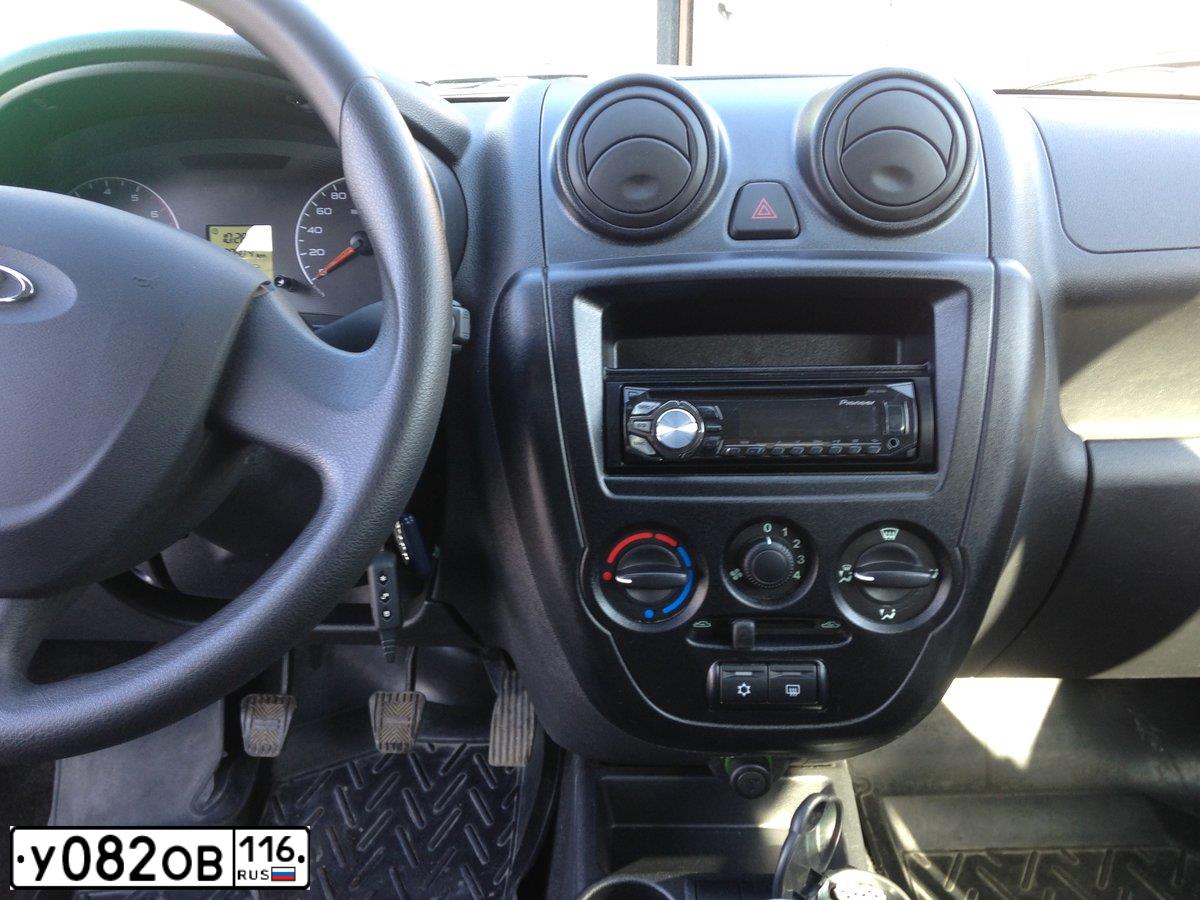 Фото автомобиля LADA 2190 GRANTA, 2014 — госномер У082ОВ116. Цвет: СИНЕ-ЧЕРНЫЙ