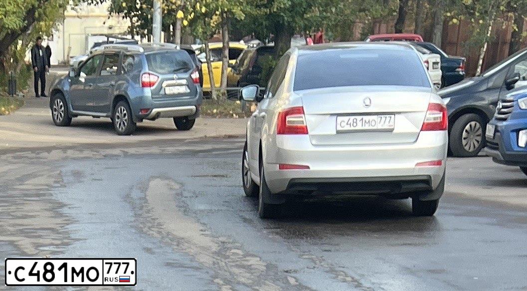 Фото автомобиля SKODA OCTAVIA, 2014 — госномер С481МО777. Цвет: СЕРЕБРИСТЫЙ