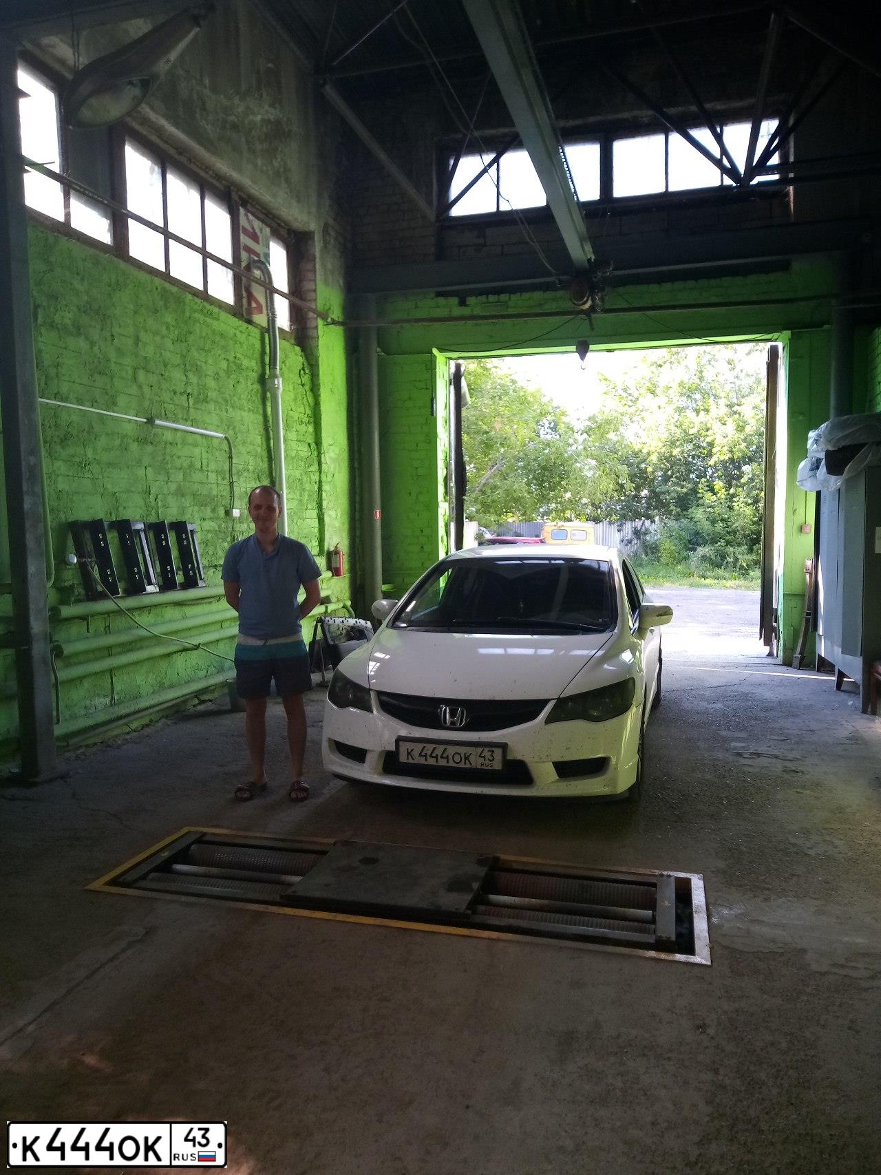 Фото автомобиля HONDA CIVIC, 2011 — госномер У001АУ90. Цвет: Белый