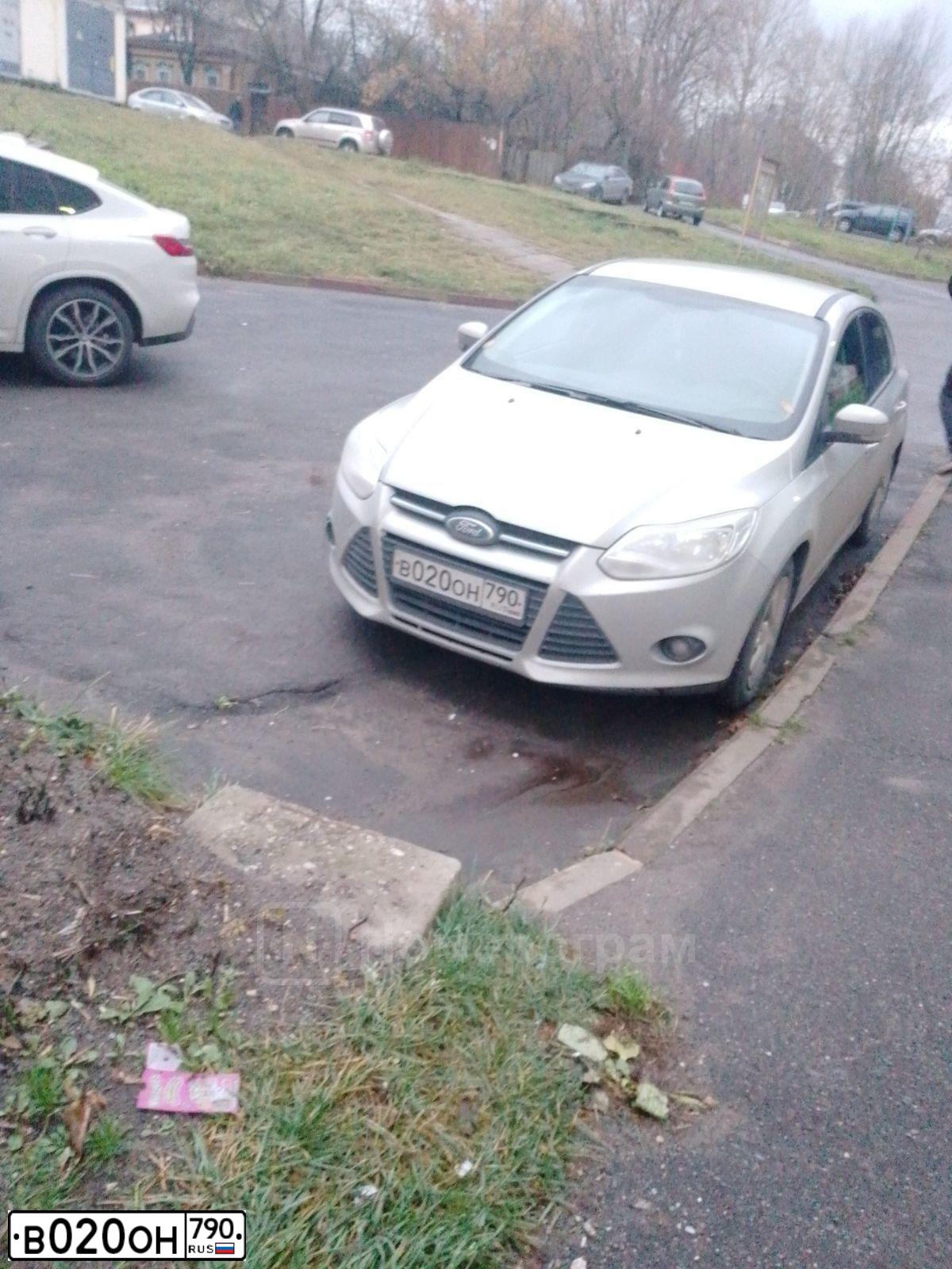 Фото автомобиля FORD FOCUS, 2012 — госномер В020ОН790. Цвет: СЕРЕБРИСТЫЙ