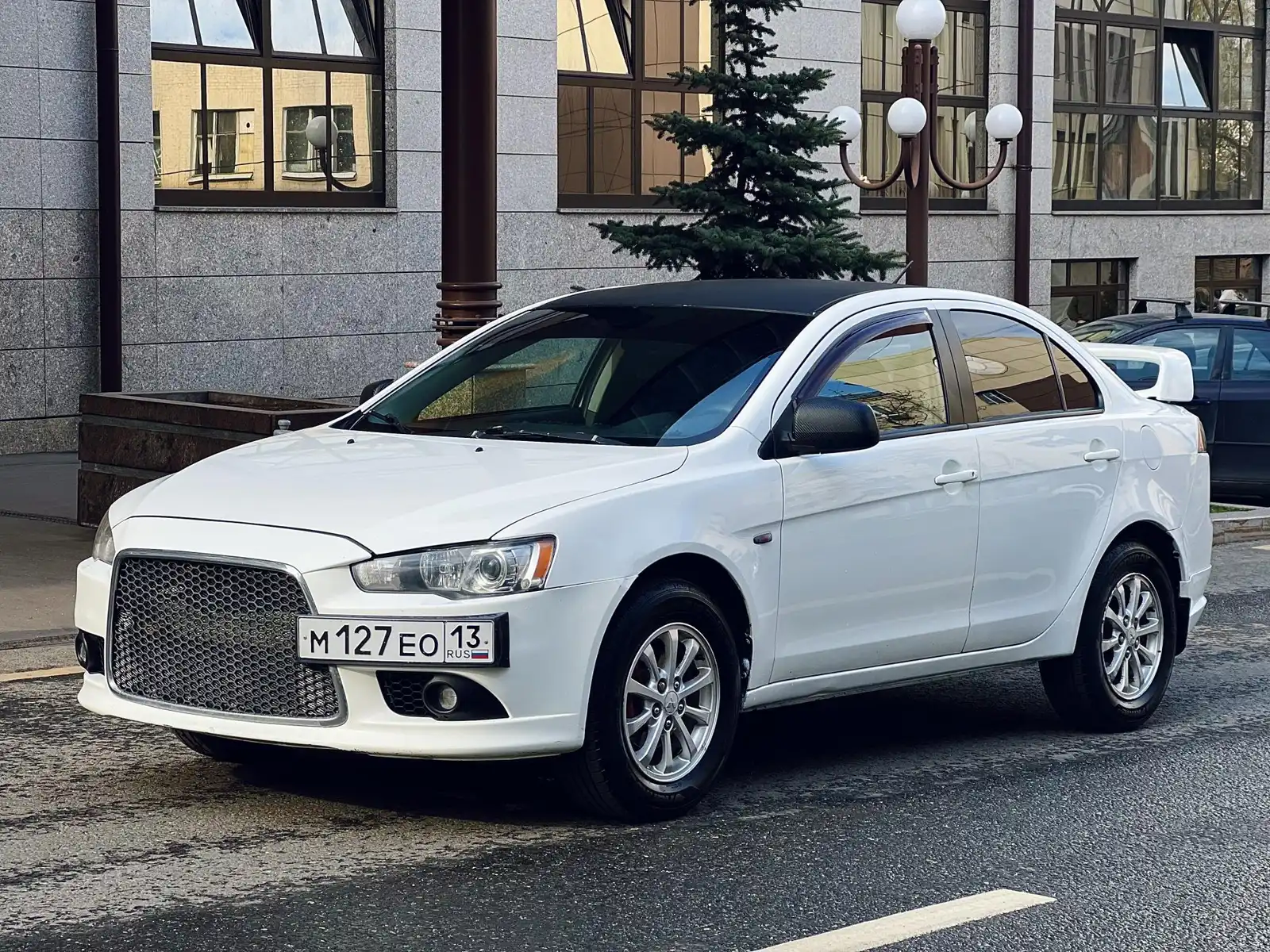 Фото автомобиля MITSUBISHI LANCER, 2011 — госномер К730АР250. Цвет: Белый