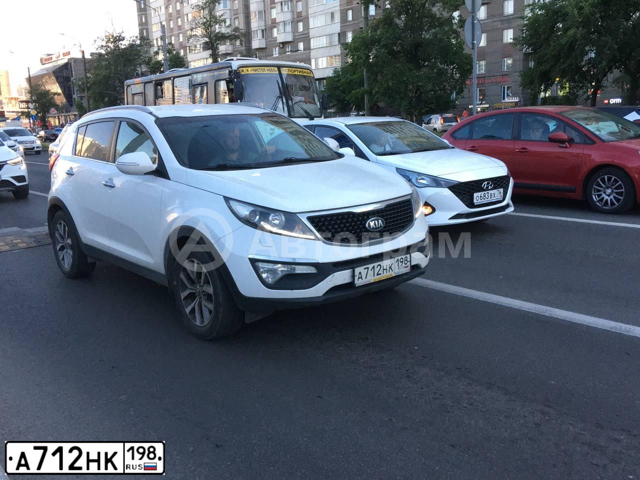 Фото автомобиля KIA SPORTAGE, 2014 — госномер А712НК198. Цвет: Белый