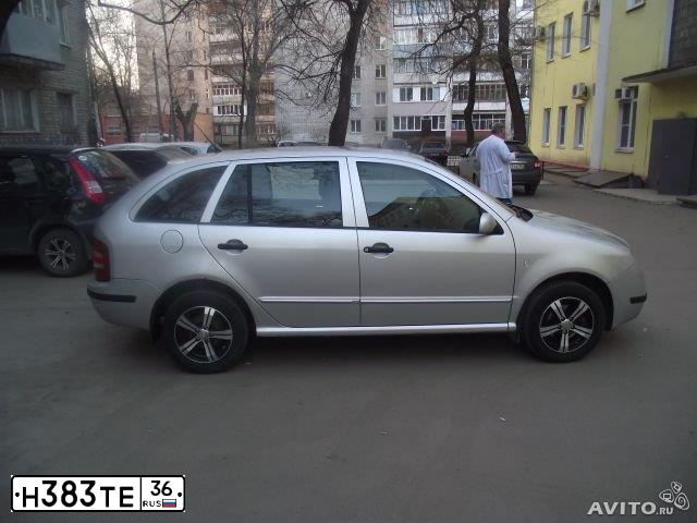 Фото автомобиля SKODA FABIA, 2003 — госномер Р195НР46. Цвет: СВЕТЛО-СЕРЫЙ