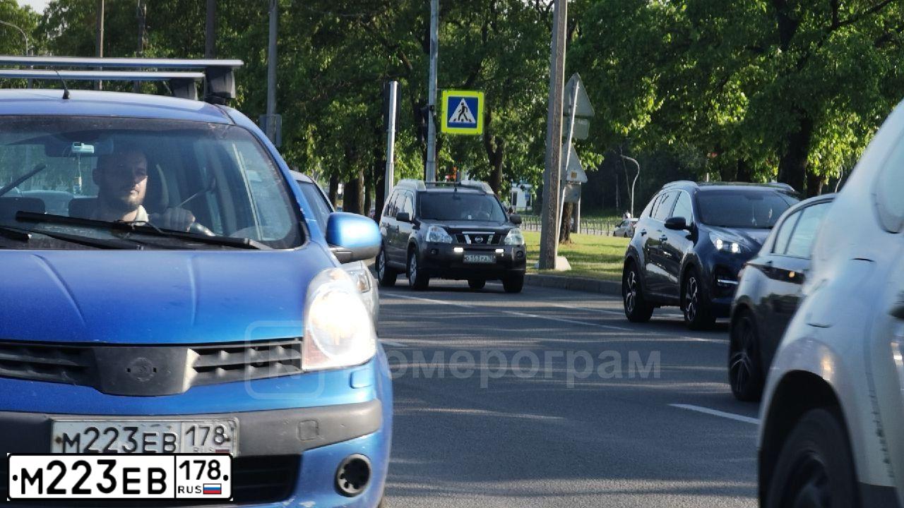 Фото автомобиля NISSAN NOTE, 2007 — госномер Т990ВК250. Цвет: ЯРКО-СИНИЙ