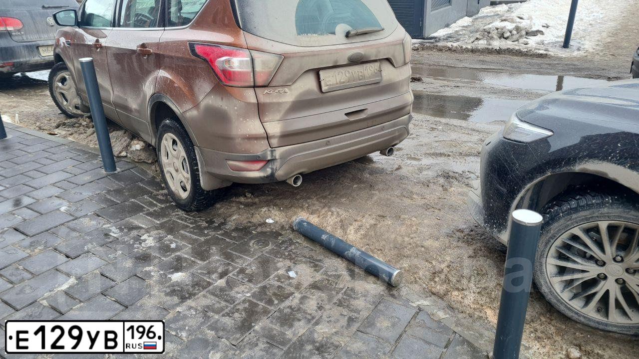 Фото автомобиля FORD KUGA, 2017 — госномер Е129УВ196. Цвет: Коричневый