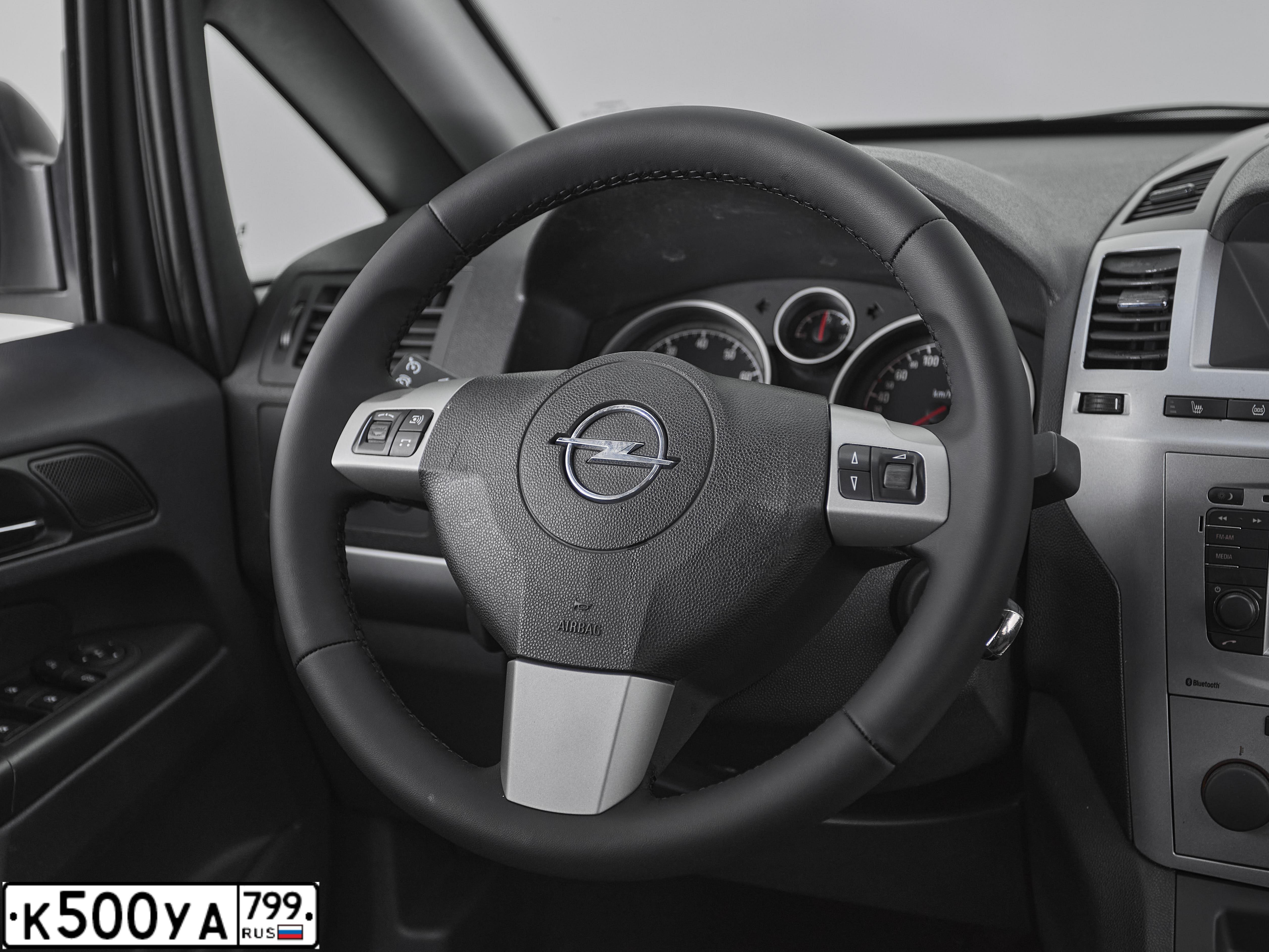 Фото автомобиля OPEL ZAFIRA, 2012 — госномер Т394МР90. Цвет: Серебристый
