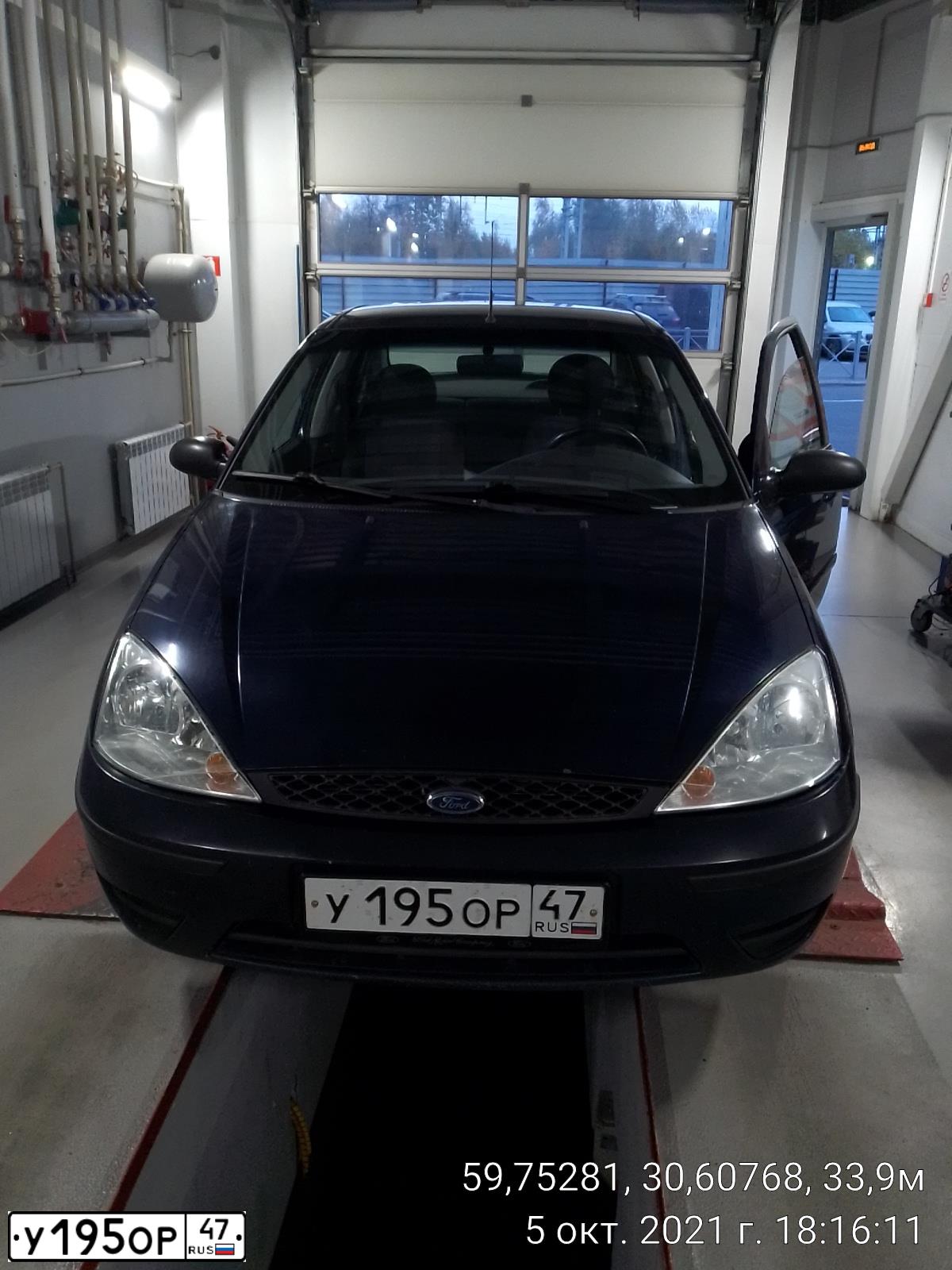 Фото автомобиля FORD FOCUS, 2005 — госномер У195ОР47. Цвет: ТЕМНО-СИНИЙ