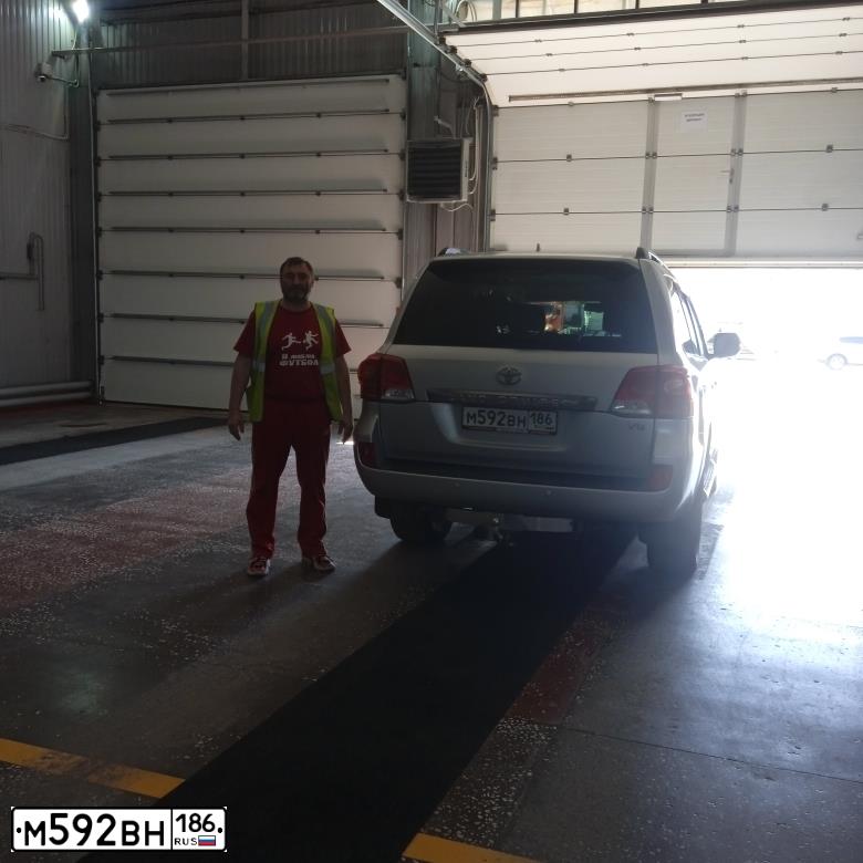 Фото автомобиля TOYOTA LANDCRUISER 200, 2015 — госномер М592ВН186. Цвет: Серебристый