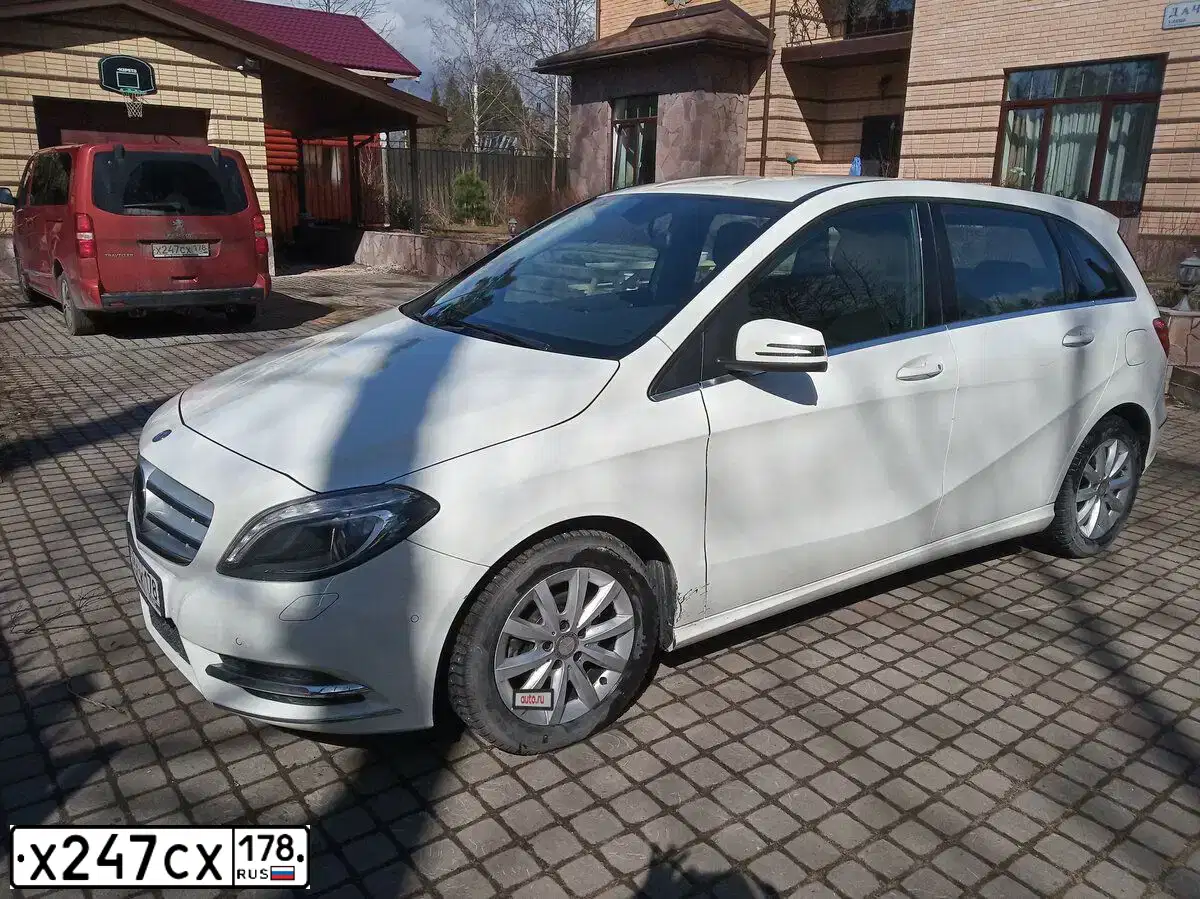 Фото автомобиля PEUGEOT TRAVELLER, 2017 — госномер Т383АВ39. Цвет: КРАСНО-ОРАНЖЕВЫЙ
