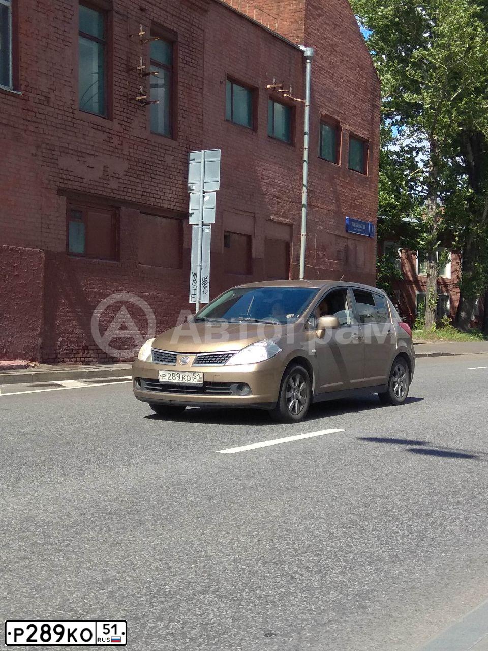 Фото автомобиля NISSAN TIIDA, 2007 — госномер Р289КО51. Цвет: БРОНЗОВЫЙ