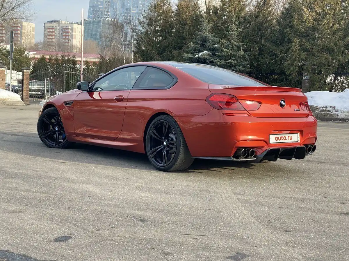 Фото автомобиля BMW M6, 2012 — госномер Н574ОМ30. Цвет: Оранжевый
