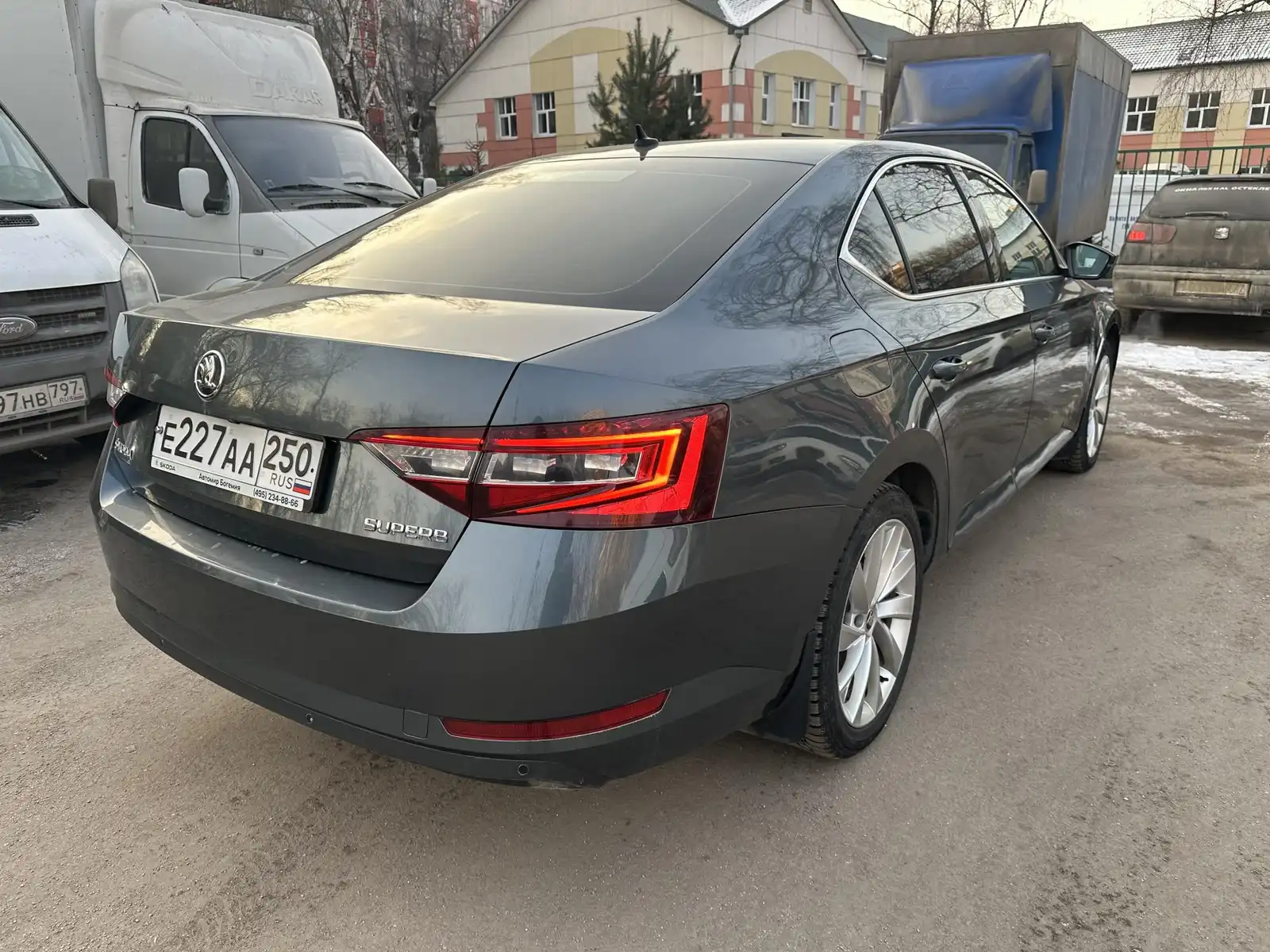 Фото автомобиля SKODA SUPERB, 2017 — госномер Е227АА250. Цвет: Серый